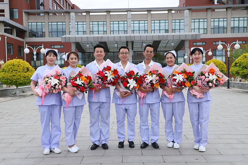 康宁医院首批七名  合同制护士荣获同工同酬福利待遇
